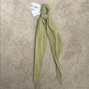 Lululemon - Uplifting Scrunchie
